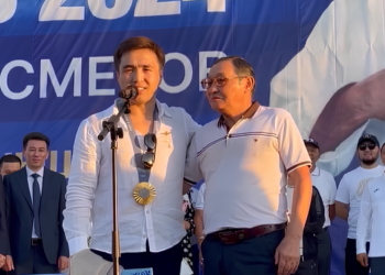 Елдос Сметов сыйға алған көлігін алғашқы бапкеріне мінгізді